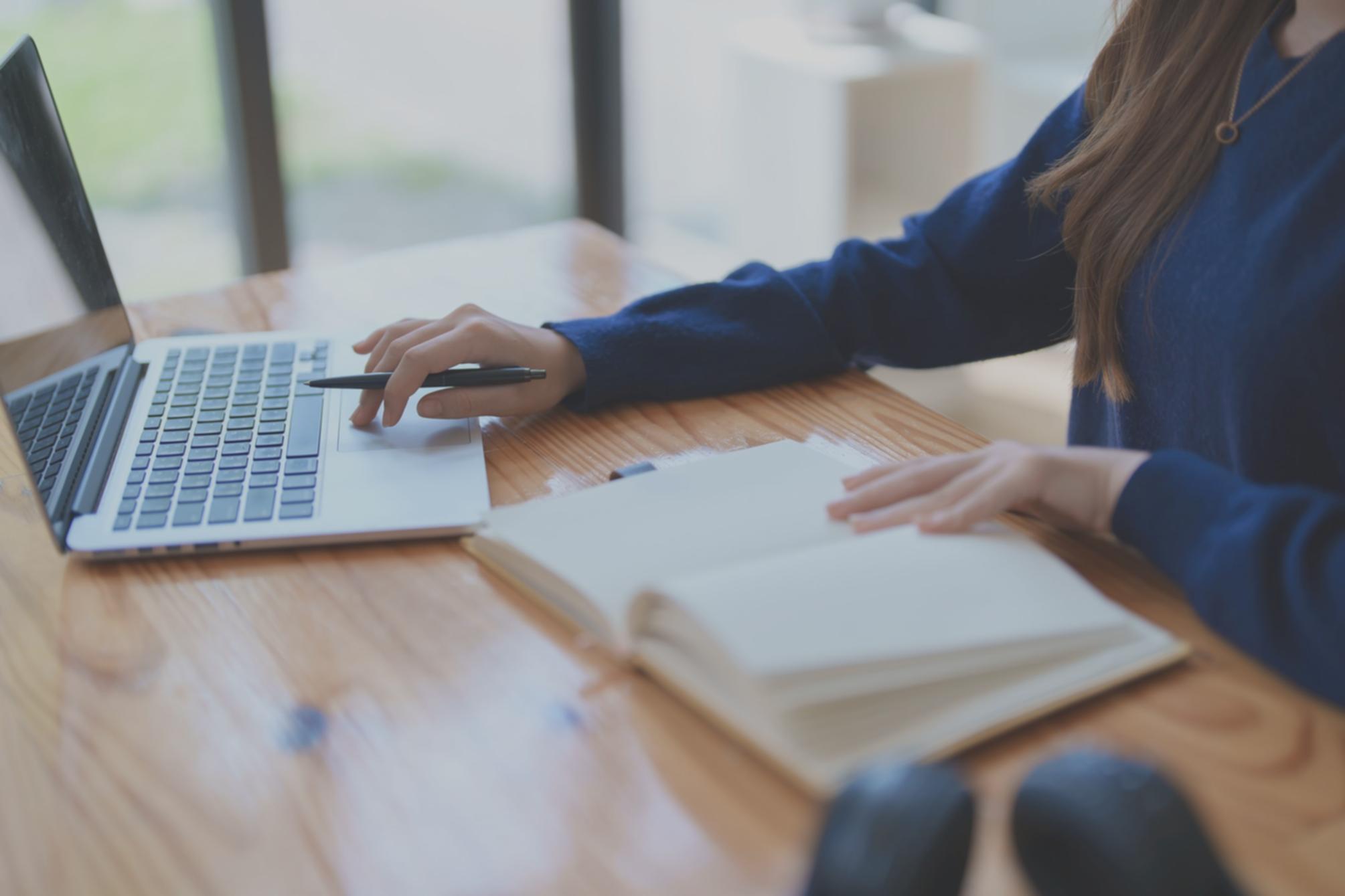 Webinar-Teilnehmerin beim Online-Lernen zu On-Page-Optimierung